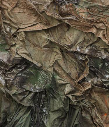 Dala Nasser, Sans titre (détail), 2018, sumac, menthe, charbon, latex liquide, habillage d’échafaudage, résine, 190 x 130 cm. Courtesy de l’artiste.