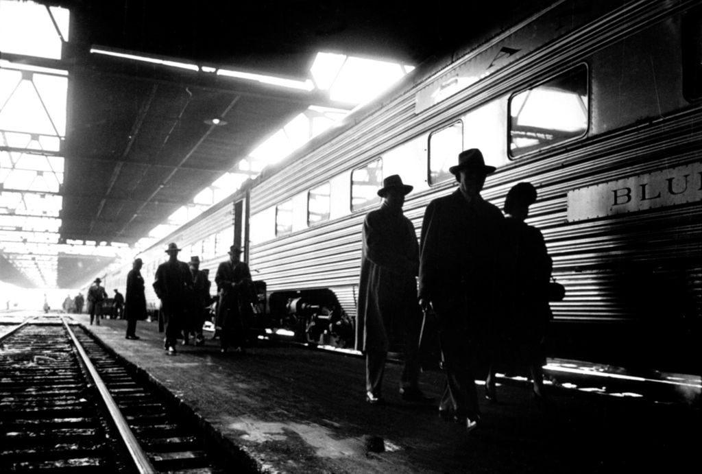 Stanley_Kubrick,_Commuters_in_train_station,_Chicago,_1949